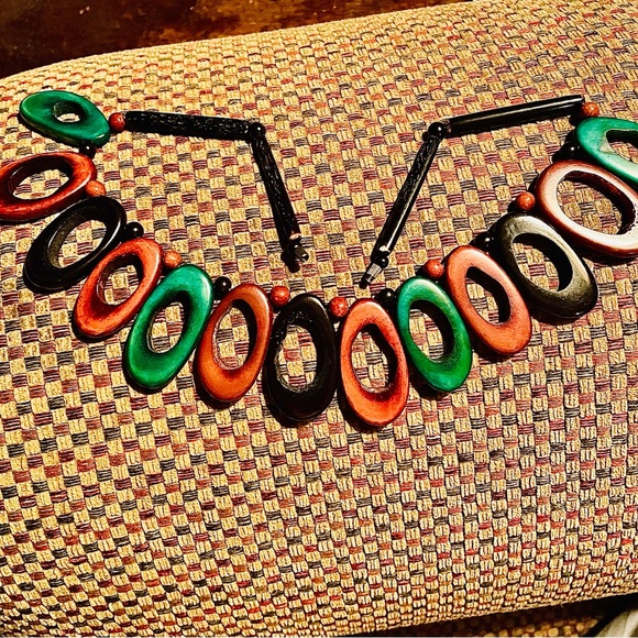 Vintage Nut seed Over dyed oval necklace. Absolutely stunning. Pristine. - Picture 2 of 8